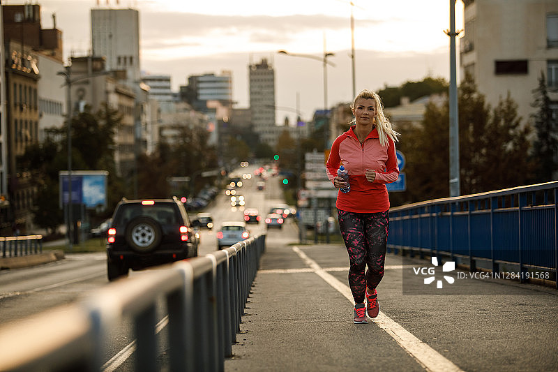 一个健康的女人在晨跑图片素材
