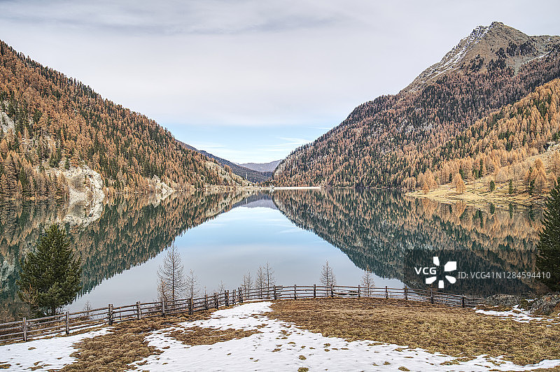 意大利南蒂罗尔的Zufrittsee湖和Martelltal山谷的彩色图片。图片素材