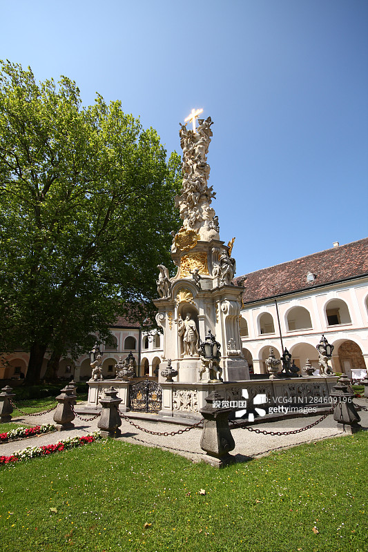 雕塑和洗礼堂在西多会修道院Stift Heiligenkreuz花园，维也纳森林，圣十字修道院，奥地利Wienerwald图片素材
