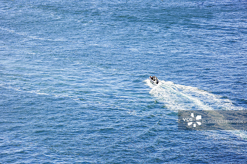 在海洋上旅行的摩托艇的高架视图，背景与复制空间图片素材