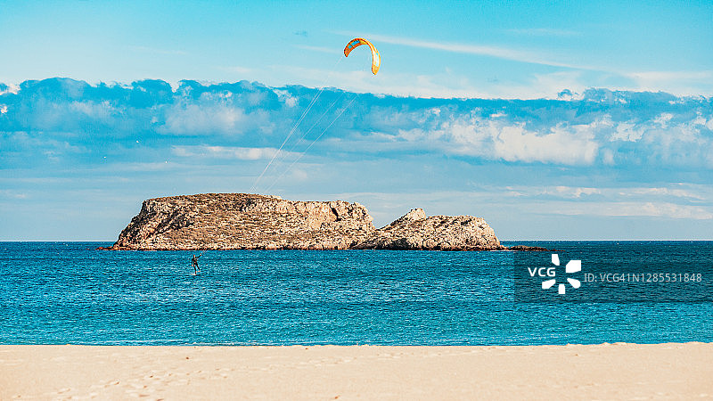 风筝冲浪箔作为新版本的风筝滑板在普拉亚多马丁哈尔，萨格雷斯，葡萄牙图片素材