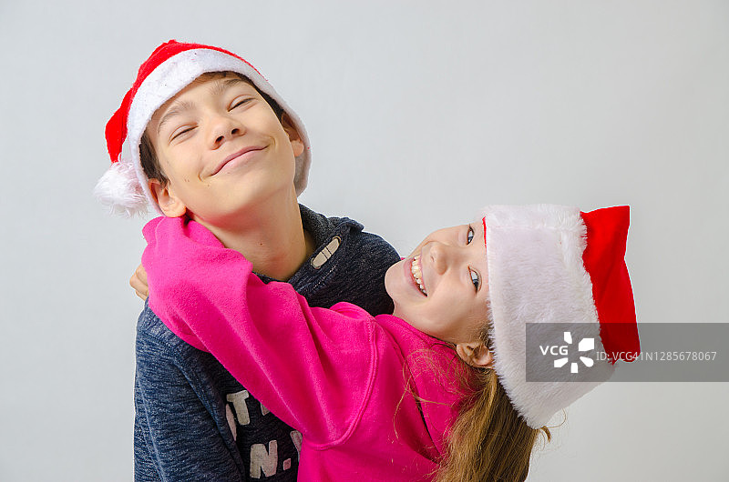 两个孩子戴着圣诞帽图片素材