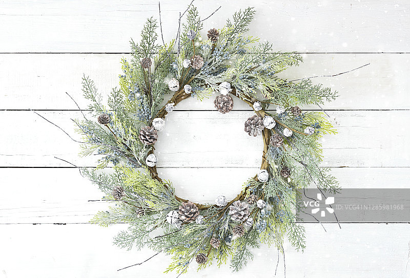 古老的白木背景上的圣诞乡村花圈图片素材