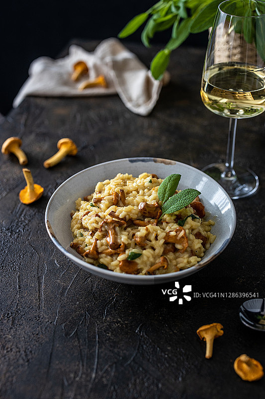 鸡油菌和鼠尾草叶调味饭。意大利调味饭和白葡萄酒图片素材