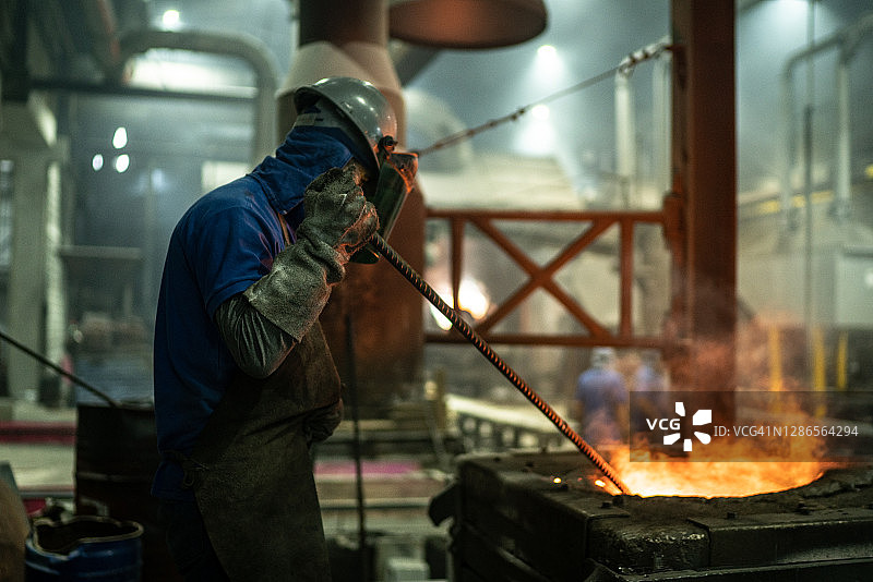 金属工业工作-炼钢炉图片素材