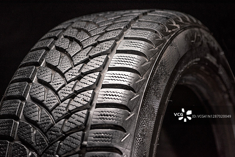 冬季轮胎隔离在黑色背景图片素材