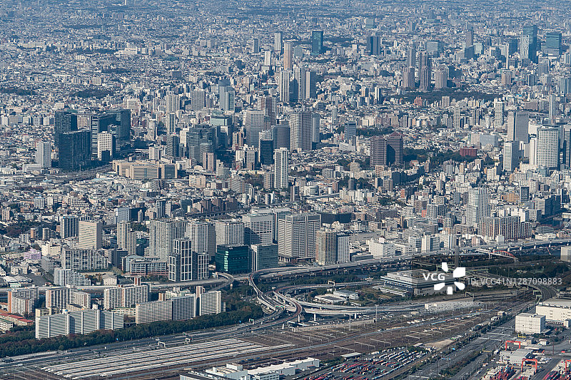 从飞机上俯瞰日本东京的城市建筑图片素材