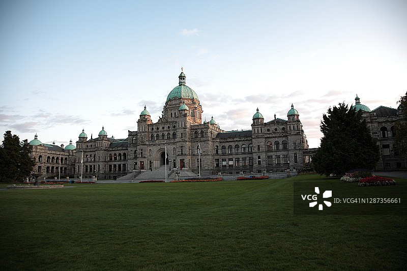 加拿大不列颠哥伦比亚省维多利亚市，温哥华岛，国会大厦，花园和鲜花图片素材