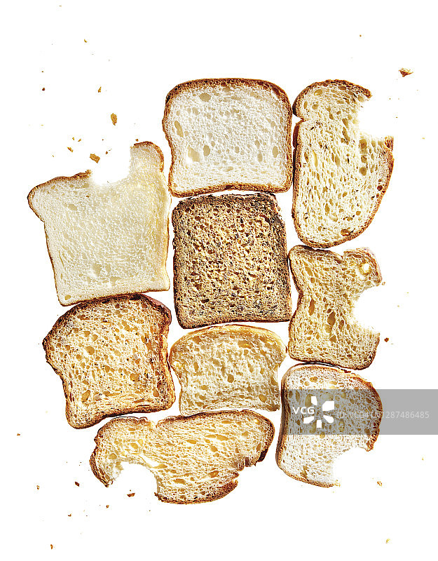 背光的无谷蛋白面包片和面包屑图片素材