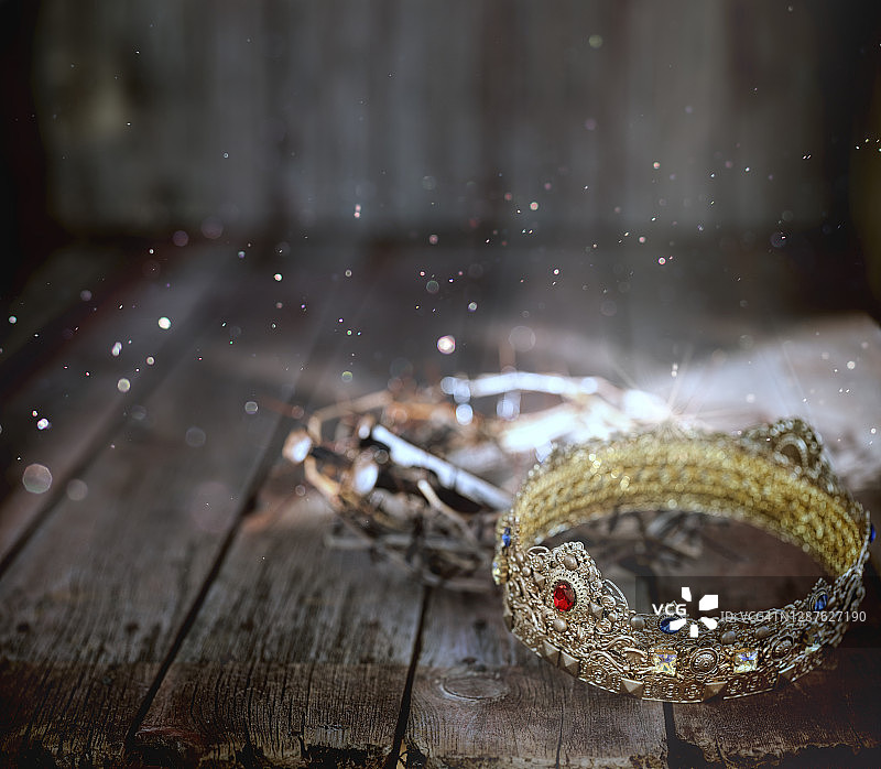 复活节荆棘王冠和带珠宝的金色王冠图片素材