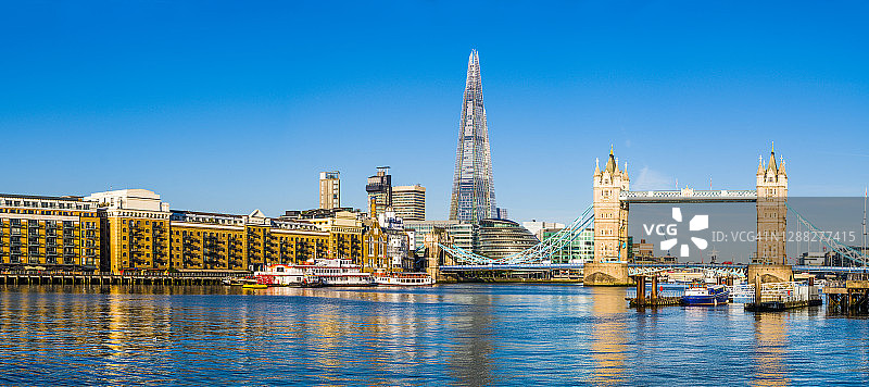 伦敦碎片大厦市政厅塔桥倒影泰晤士河全景图片素材