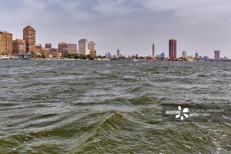 尼罗河和开罗的天际线由位于埃及开罗中部尼罗河上的杰济拉岛上的开罗塔所主宰图片素材