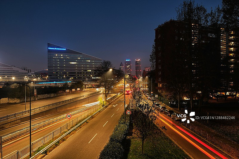 建筑连接和悬索桥在晚上与汽车交通的主要道路图片素材