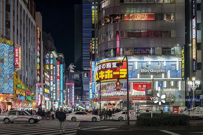 新宿，夜晚的气氛在新宿区图片素材