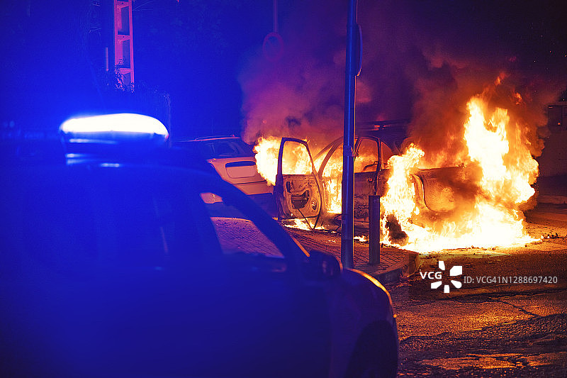 警方在紧急情况下采取行动，汽车在夜间起火。图片素材
