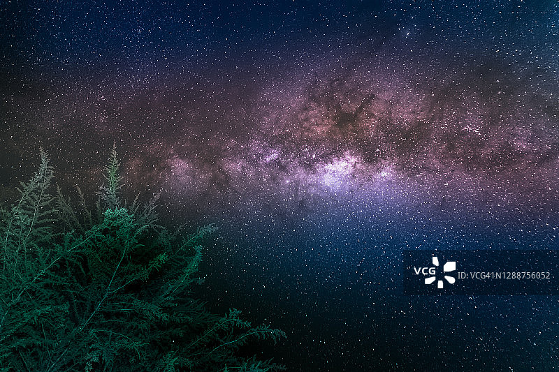 银河星系上方晴朗的天空在安第斯-星星景观的夜晚，秘鲁图片素材