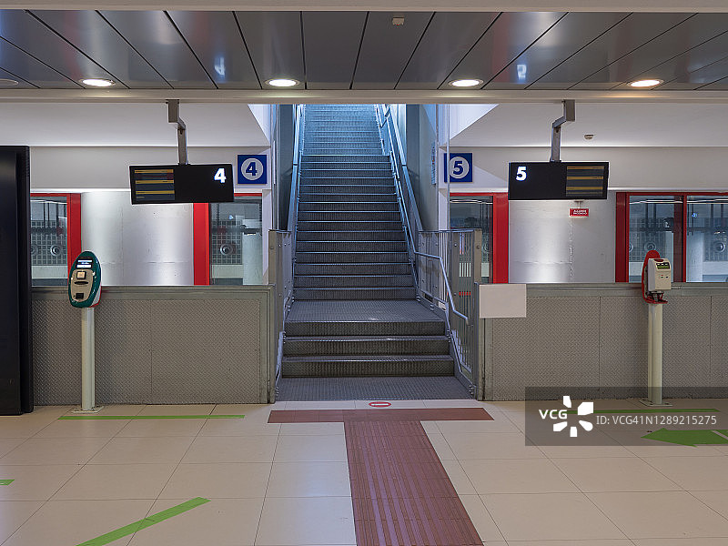 通往火车站4号和5号站台的空楼梯图片素材