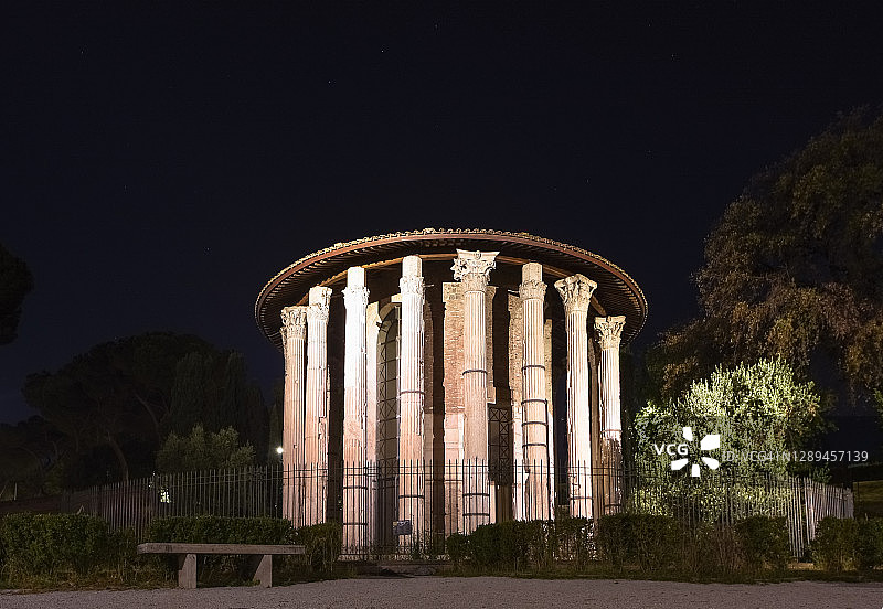 意大利罗马，圆形的Tempio di Ercole夜景灯图片素材