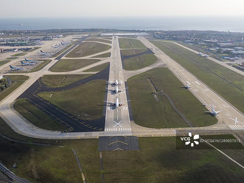 无人机拍摄的飞机从上空停靠在机场空间图片素材