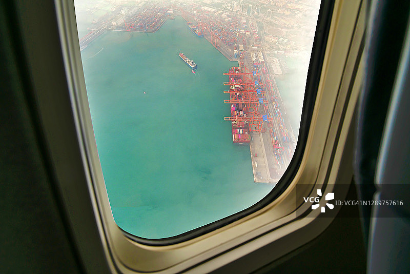 运输中的货船鸟瞰图。从飞机窗口观看。图片素材