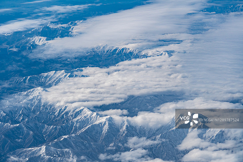 鸟瞰日本新泻县冰雪覆盖的天山妙子国家公园图片素材