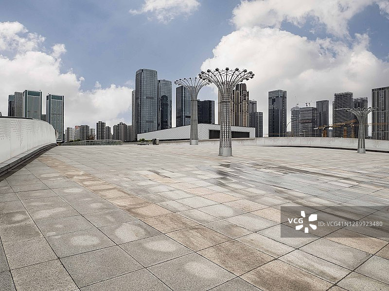 从广场上可以看到中国杭州钱江新城的城市天际线图片素材