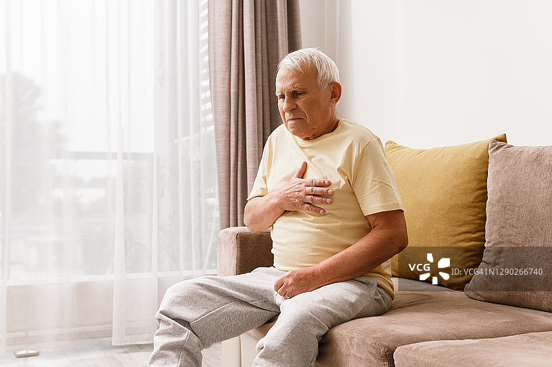 老人胸部疼痛。胃酸反流或者心脏病发作图片素材