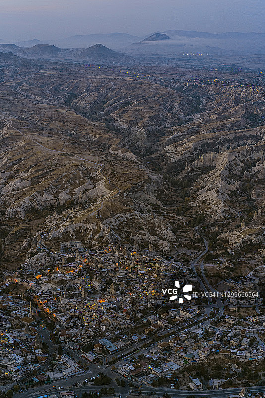 从热气球上俯瞰土耳其卡帕多西亚的风景图片素材