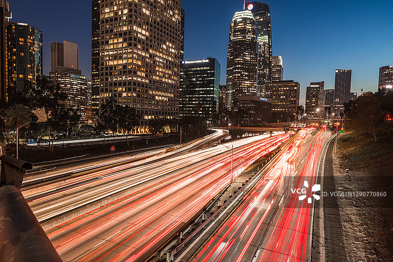 加州洛杉矶，夜间长时间暴露在建筑物和高速公路上图片素材