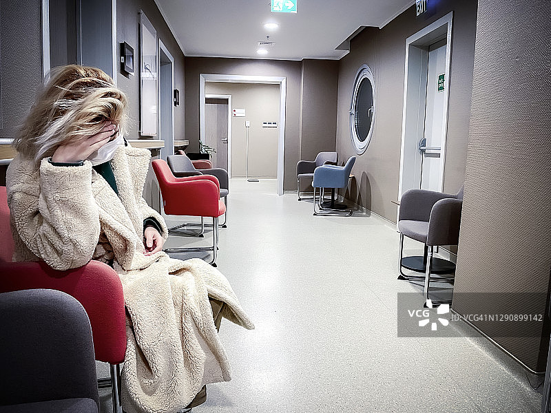 一个女人在医院大厅等着图片素材
