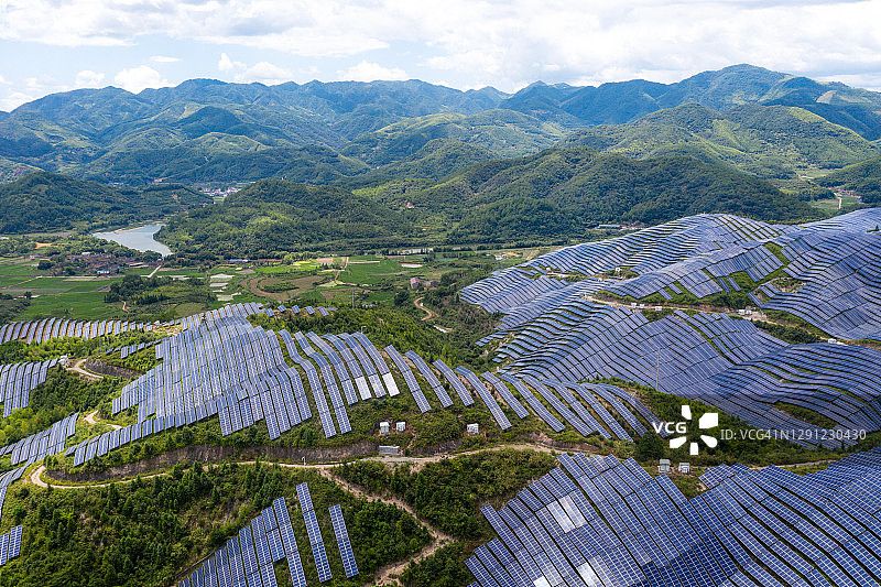 壮丽的太阳能发电厂鸟瞰图图片素材
