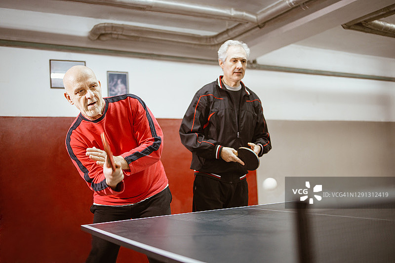 老年人打乒乓球图片素材