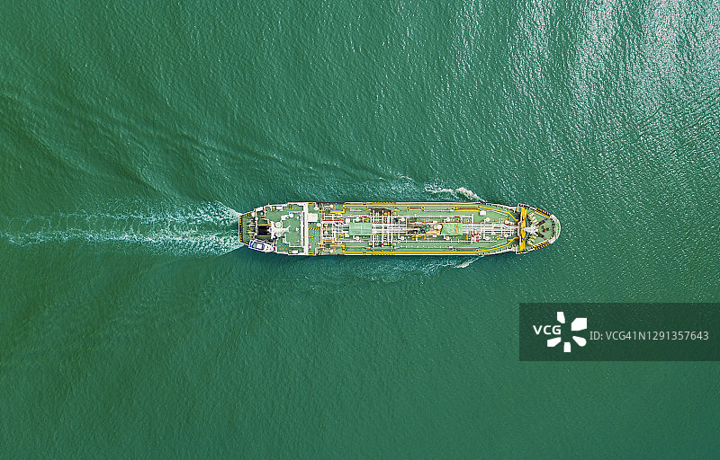 航拍俯视图油船在海上运输油料，用于商业物流，进出口运输或货物运输。图片素材
