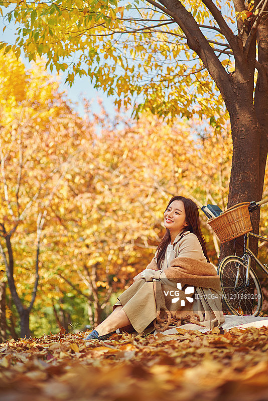 一个女人在秋天野餐图片素材