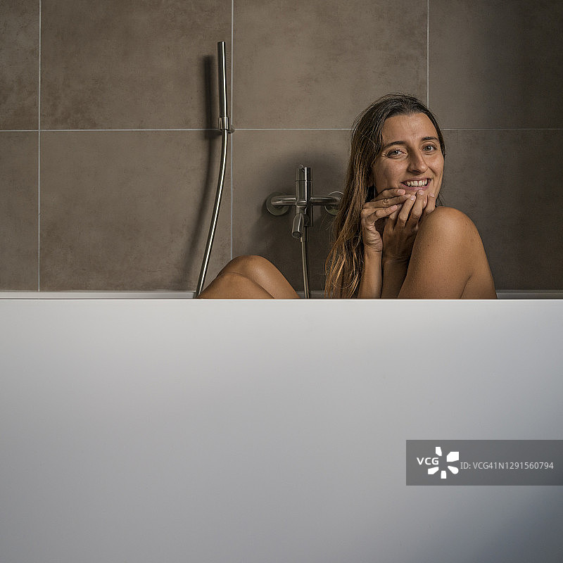 浴缸里的女人图片素材