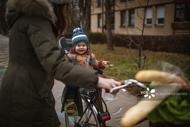 宝宝喜欢在冬天和妈妈一起骑自行车图片素材