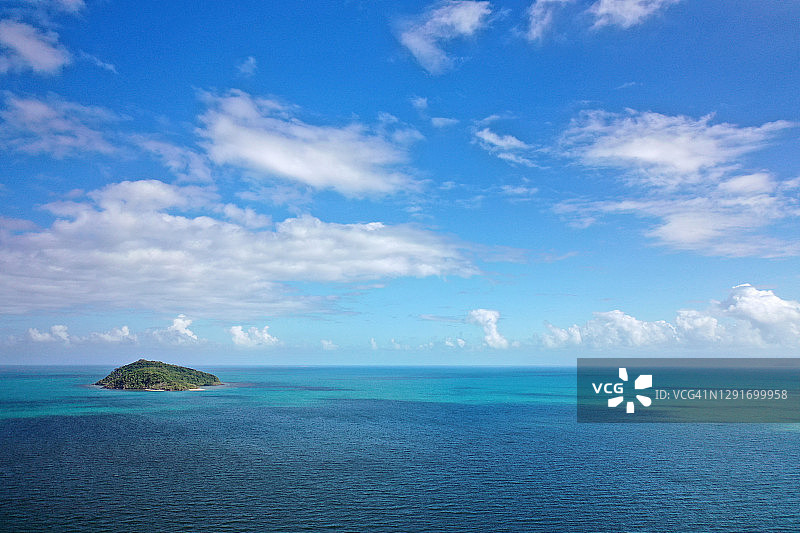 绿松石海中的小绿岛，蓝天白云图片素材
