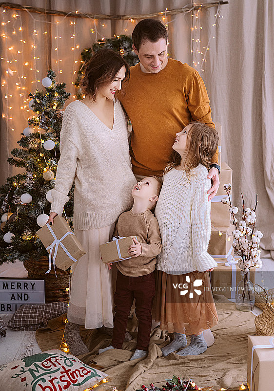传统的圣诞节家庭，两个孩子一起在家庆祝新年图片素材
