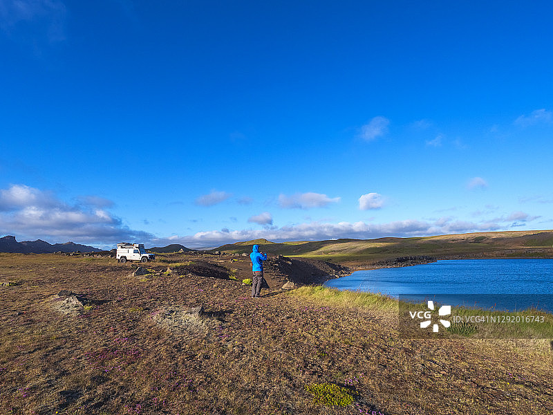 男性游客在火山口湖探险，雷克janes, Krysuvik，冰岛图片素材