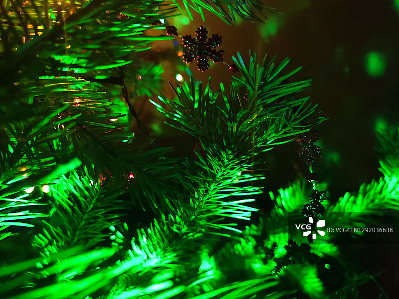 圣诞树的树枝与装饰和花环靠近图片素材