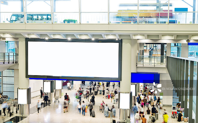 模糊的人群和机场的空白广告牌图片素材