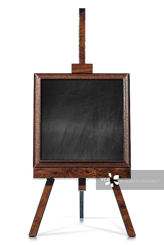 白色背景上的木画架上的空白黑板图片素材