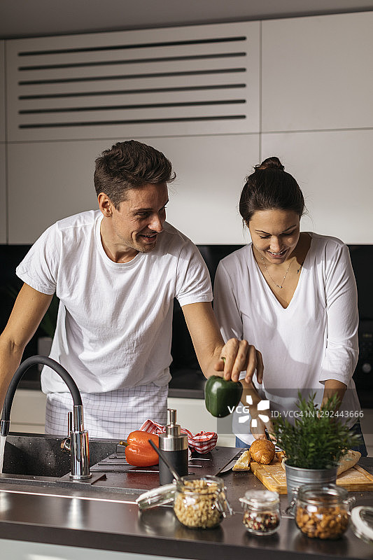 幸福的白种夫妇准备健康的食物图片素材