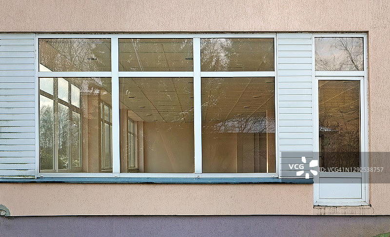 新塑料门窗在一个装修办公楼图片素材