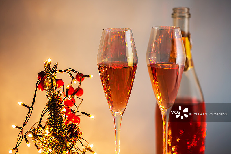 用香槟庆祝圣诞节和新年图片素材