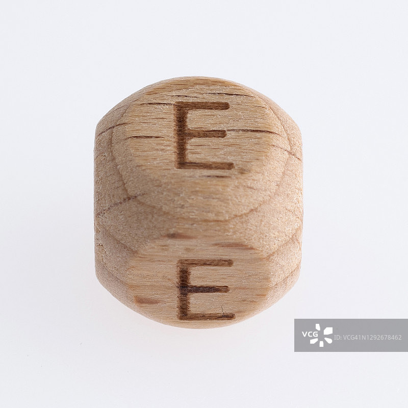 白色背景上有字母E的木骰子图片素材