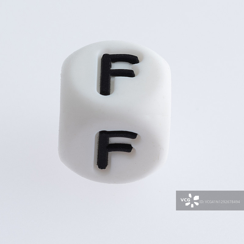 骰子与字母F在白色的背景图片素材