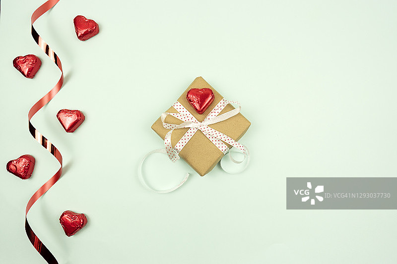 情人节的礼物盒和心形糖果图片素材