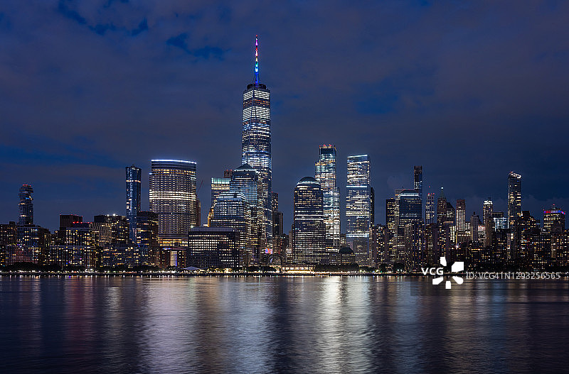 下曼哈顿夜天际线-纽约图片素材