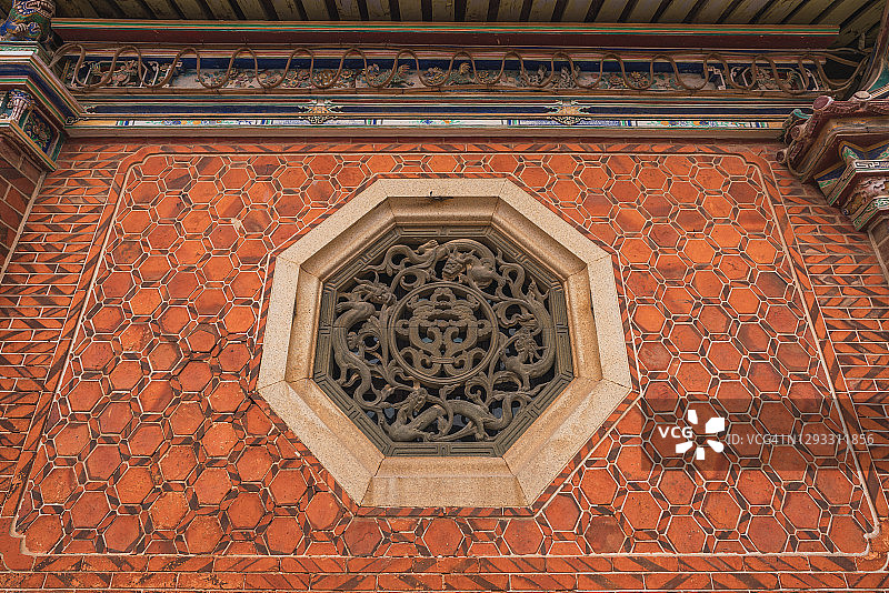 中国风格的红砖墙与石头雕刻的一个古老的建筑在中国古镇图片素材